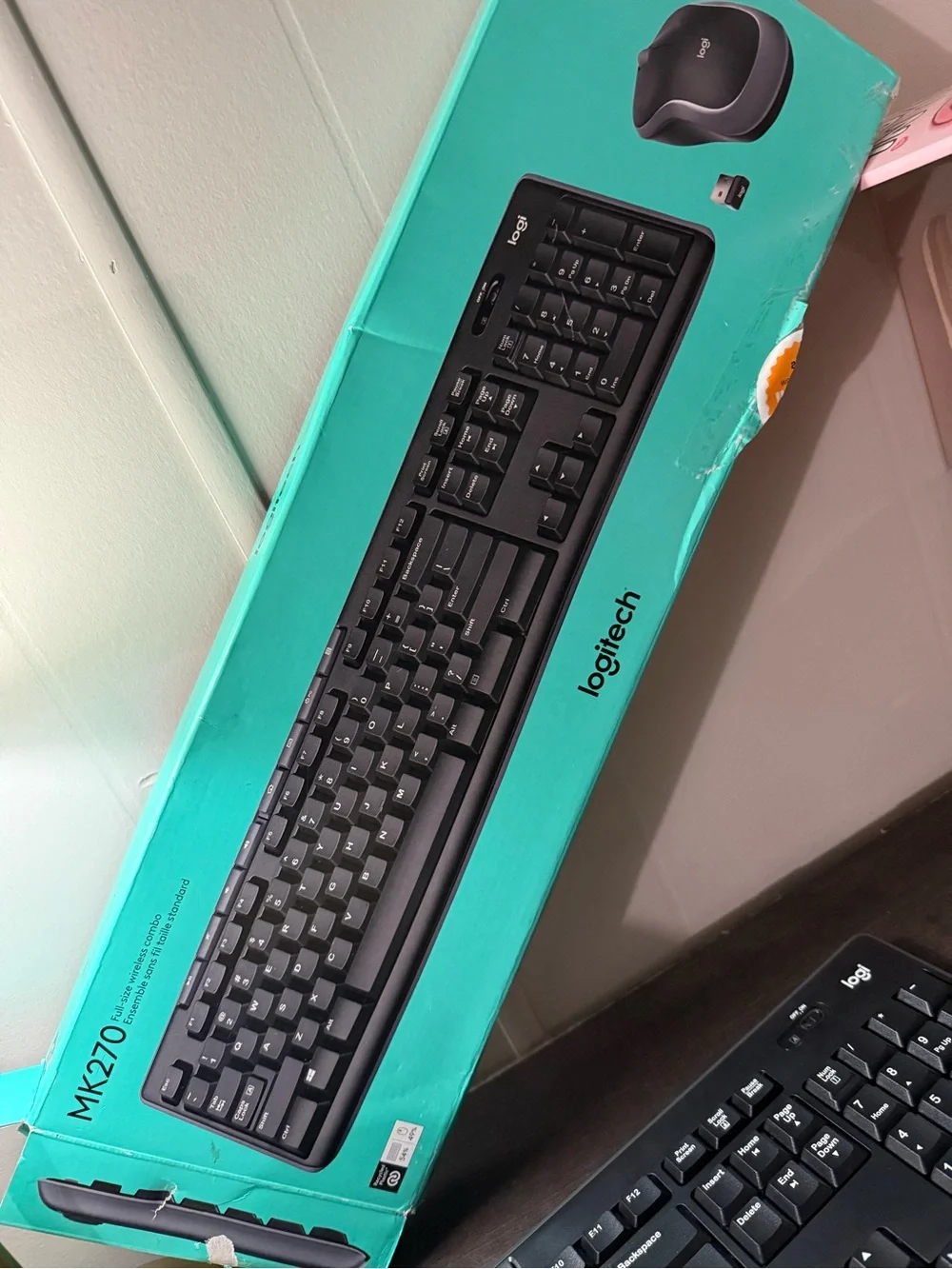 Logitech Black Wireless Keyboard and Mouse Combo(damage box)
